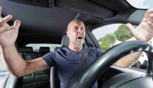 Persona sconvolta alla guida