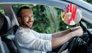 Uomo felice alla guida (Depositphotos foto) - www.vehiclecue.it