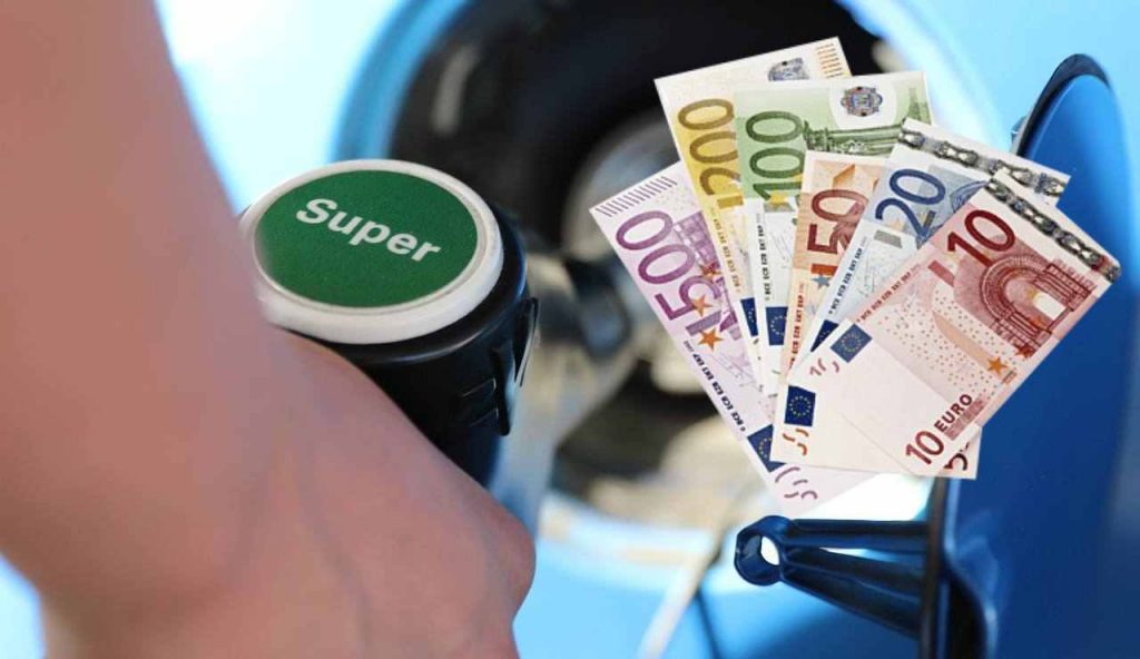 Benzina e soldi (Pixabay foto) - www.vehiclecue.it