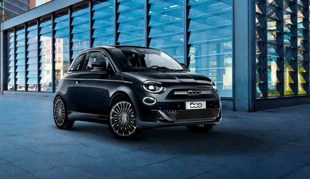Illustrazione di una Fiat 500e (Fiat.it FOTO) - vehiclecue.it