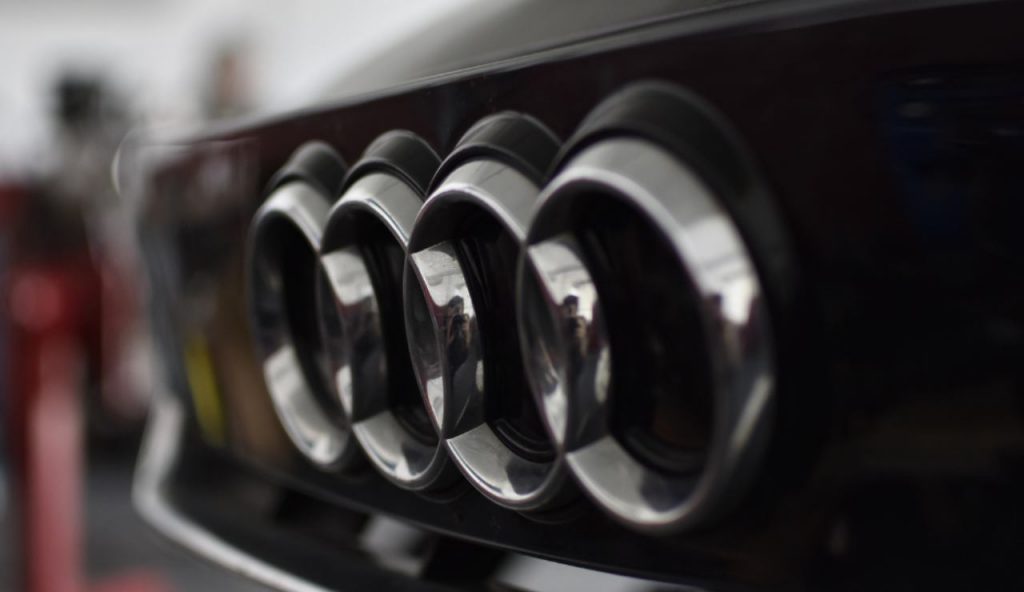 Illustrazione del logo AUDI (Canva FOTO) - vehiclecue.it
