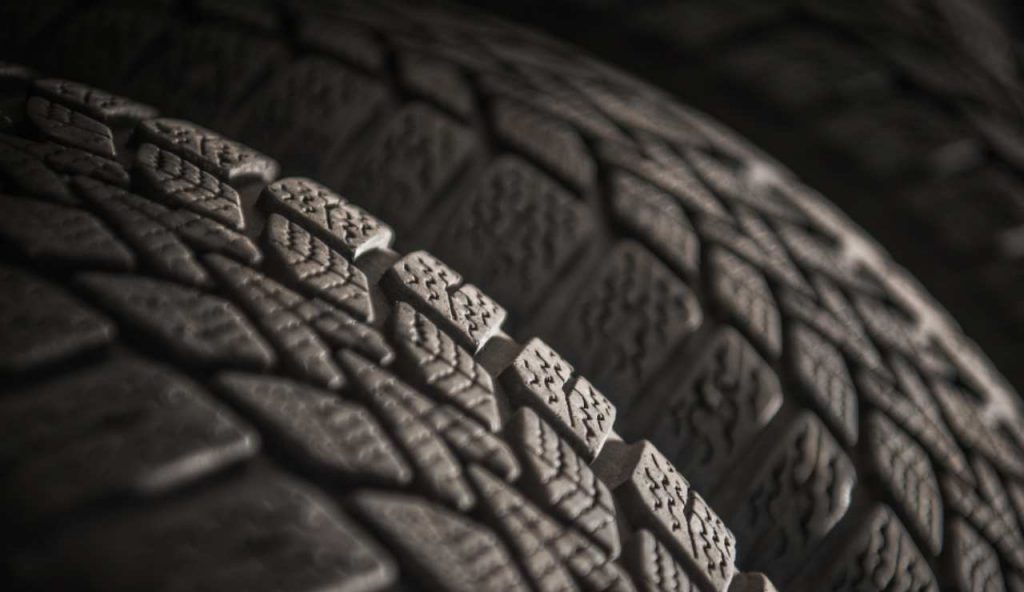 Illustrazione di due pneumatici (Canva FOTO) - vehiclecue.it