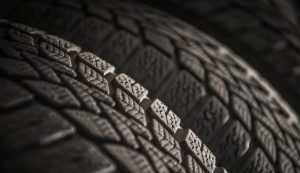 Illustrazione di due pneumatici (Canva FOTO) - vehiclecue.it