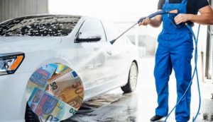 Lavare l'auto può costarti caro
