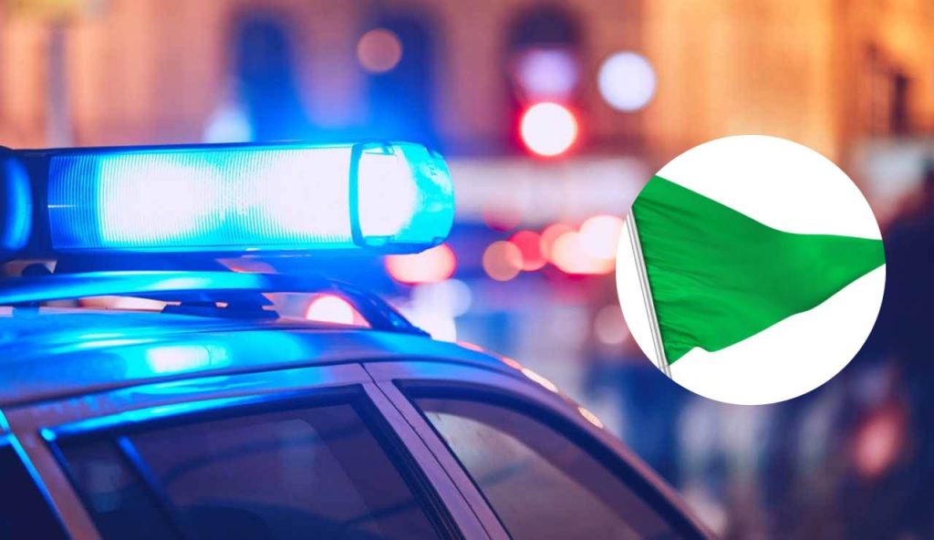 Polizia e bandiera verde (Depositphotos foto) - www.vehiclecue.it