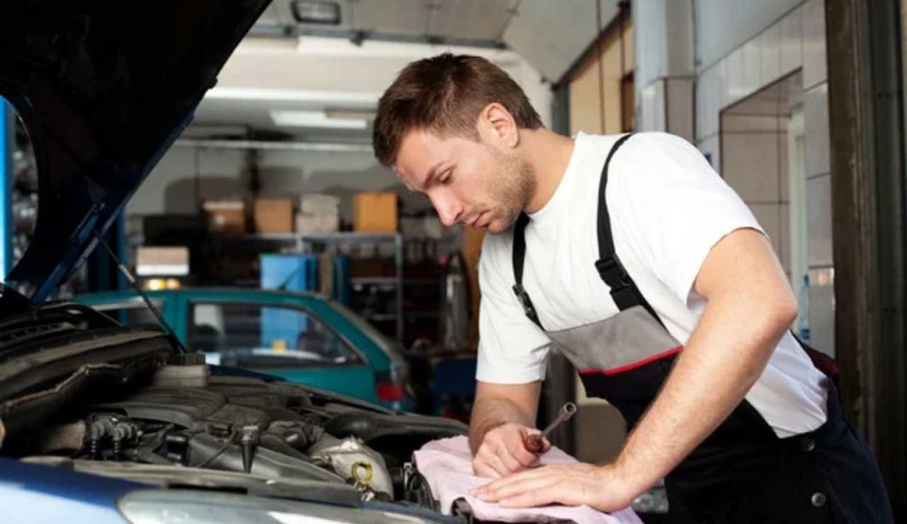 Tecnico effettua revisione auto