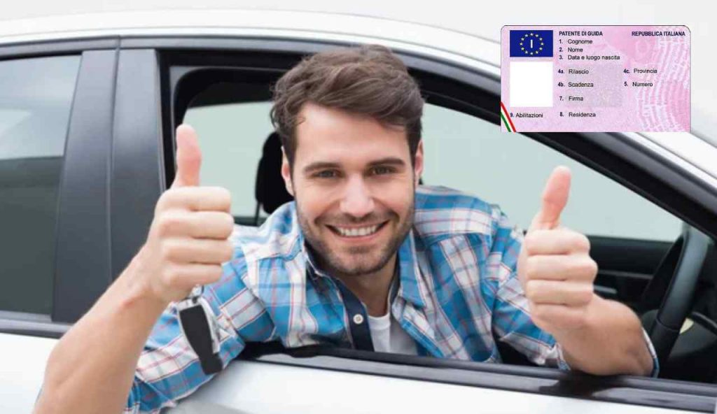 Uomo felice alla guida e patente (Depositphotos foto) - www.vehiclecue.it