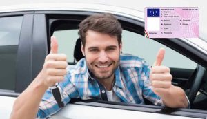 Uomo felice alla guida e patente (Depositphotos foto) - www.vehiclecue.it