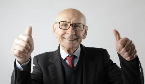 Anziano felice (Pexels foto) - www.vehiclecue.it
