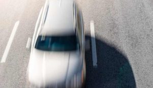 Auto corre veloce (Depositphotos foto) - www.vehiclecue.it