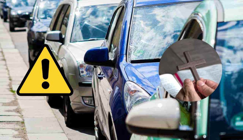 Auto parcheggiate e fede (Pixabay foto) - www.vehiclecue.it