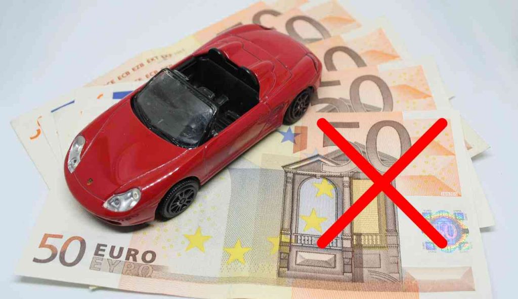 Bollo auto dimezzato (Pixabay foto) - www.vehiclecue.it