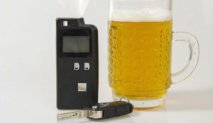 Etilometro e birra (Pixabay foto) - www.vehiclecue.it