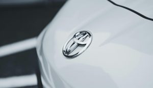 Illustrazione del logo della Toyota (Canva FOTO) - vehiclecue.it