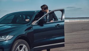 Uomo che sale in auto