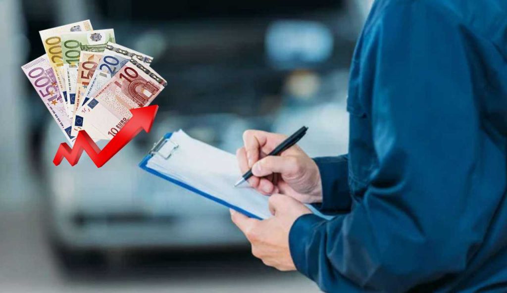 Revisione auto e soldi (Depositphotos foto) - www.vehiclecue.it