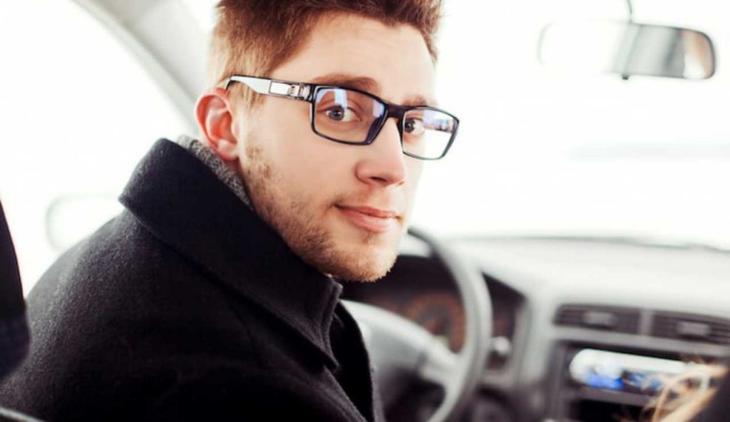 Uomo con gli occhiali al volante