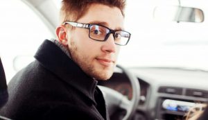 Uomo con gli occhiali al volante