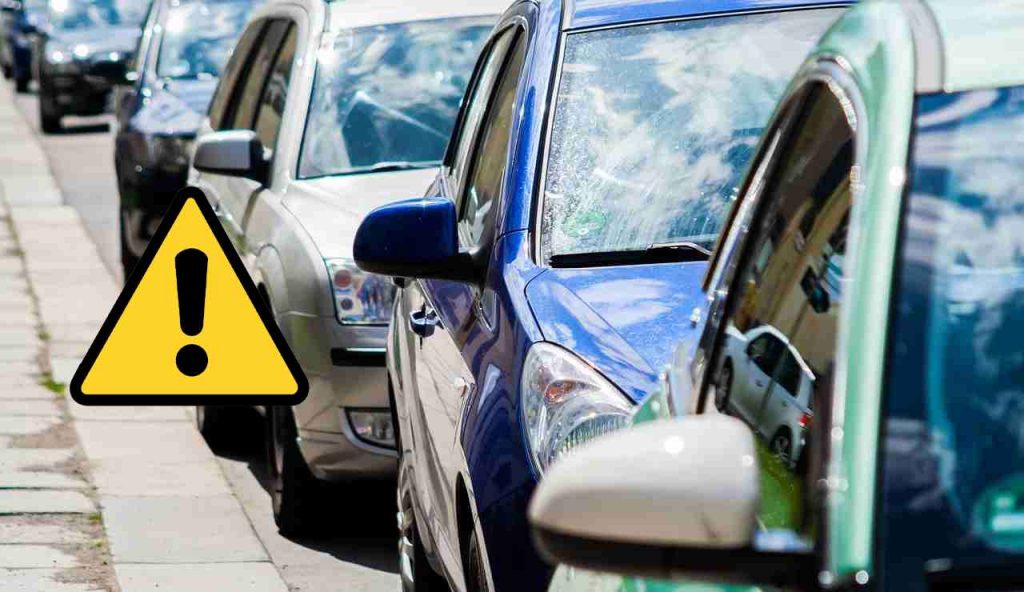 Auto parcheggiate e pericoli (Pixabay foto) - www.vehiclecue.it