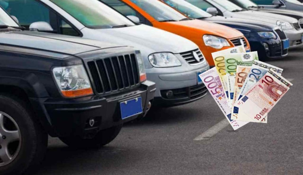 Auto parcheggiate e soldi (Depositphotos foto) - www.vehiclecue.it