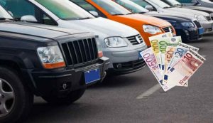 Auto parcheggiate e soldi (Depositphotos foto) - www.vehiclecue.it