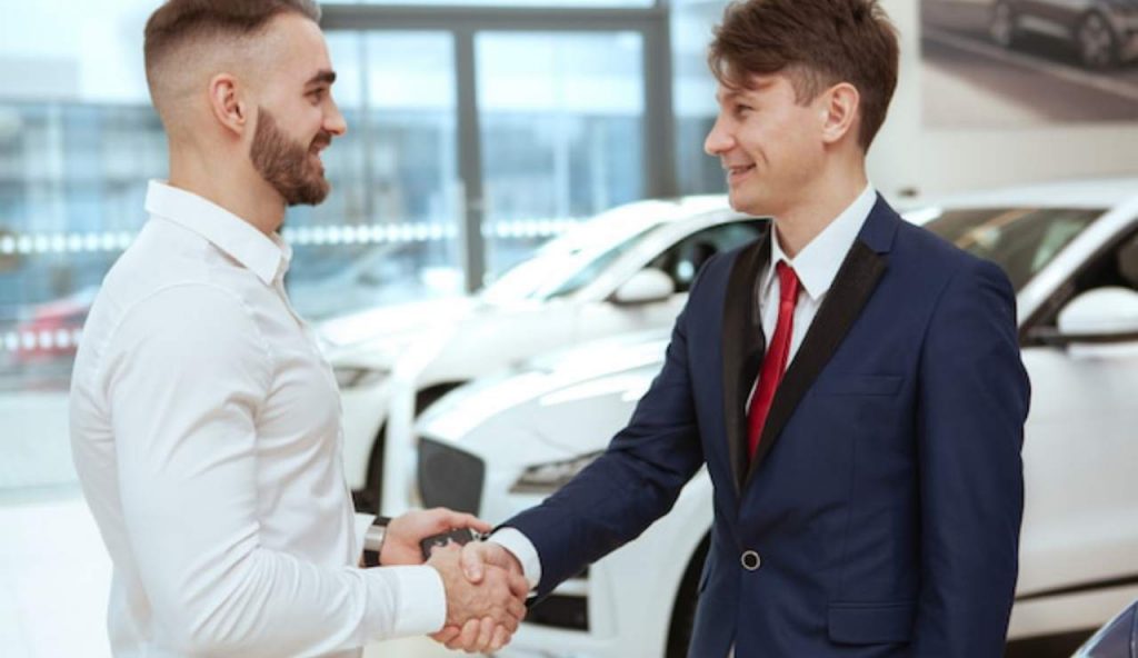Uomo che compra auto