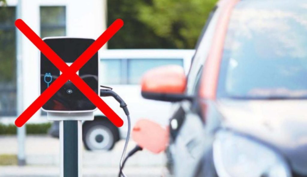 Frenata dell'elettrico (Pixabay foto) - www.vehiclecue.it