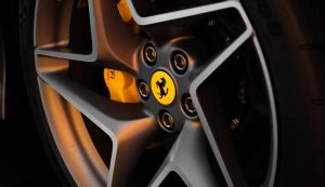 Illustrazione del logo della Ferrari (Canva FOTO) - vehiclecue.it