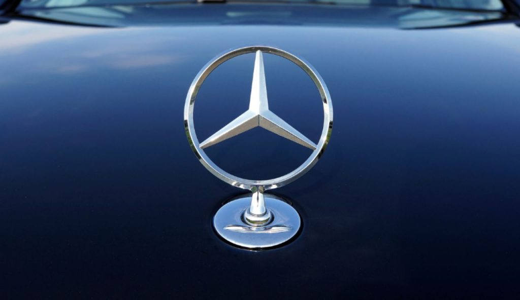 Illustrazione del logo della Mercedes (Canva FOTO) - vehiclecue.it
