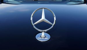 Illustrazione del logo della Mercedes (Canva FOTO) - vehiclecue.it