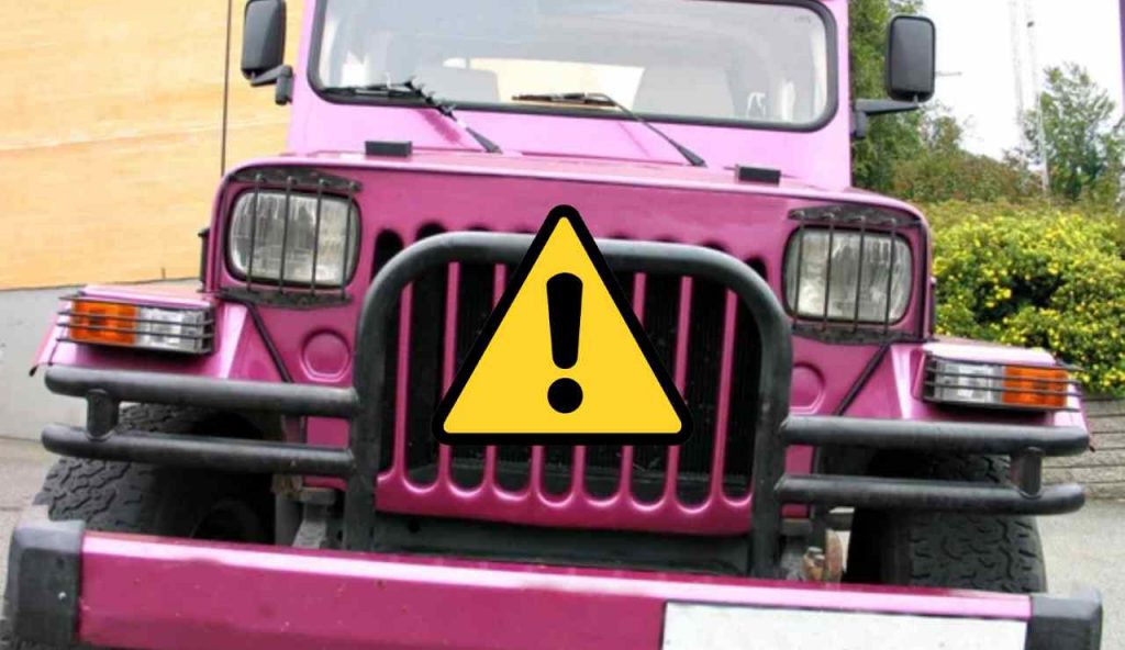 Jeep rosa (Depositphotos foto) - www.vehiclecue.it