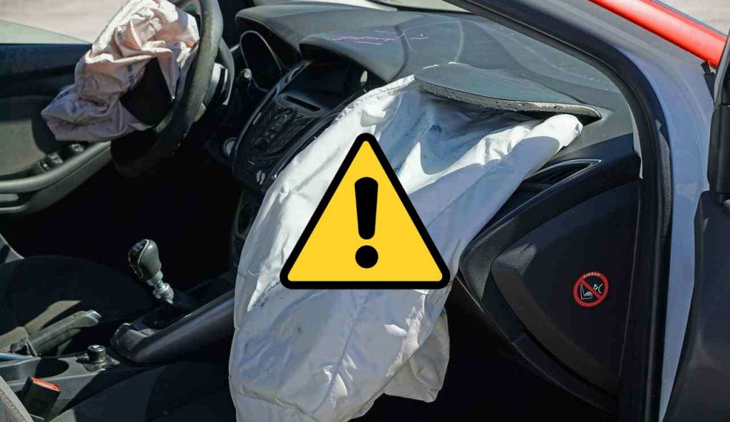 Airbag in un crash test (Pixabay foto) - www.vehiclecue.it