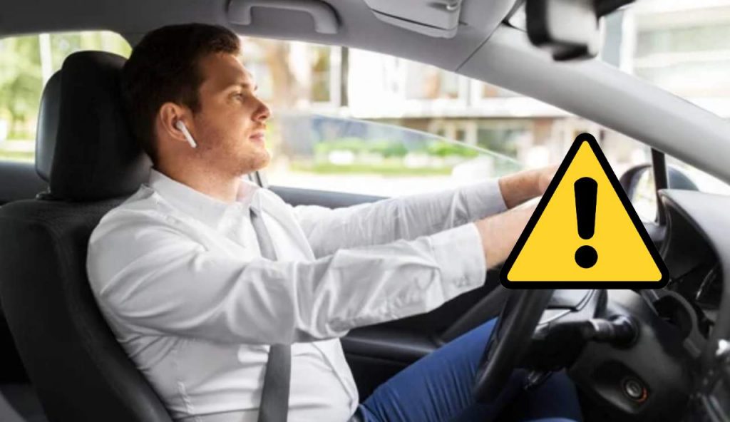 Auricolari e guida (Depositphotos foto) - www.vehiclecue.it