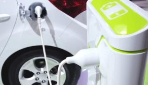 Auto elettrica e batteria (Depositphotos foto) - www.vehicleucue.it