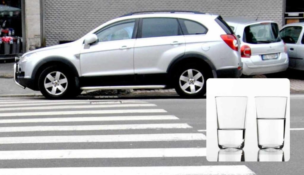 Auto sulle strisce e bicchieri