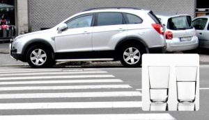 Auto sulle strisce e bicchieri