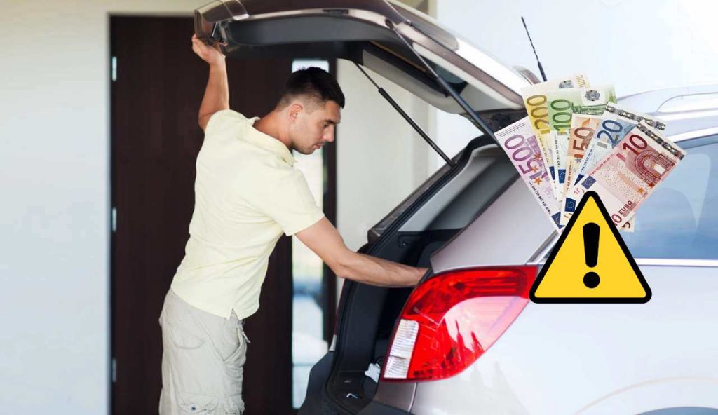 Bagagliaio e soldi (Depositphotos foto) - www.vehiclecue.it