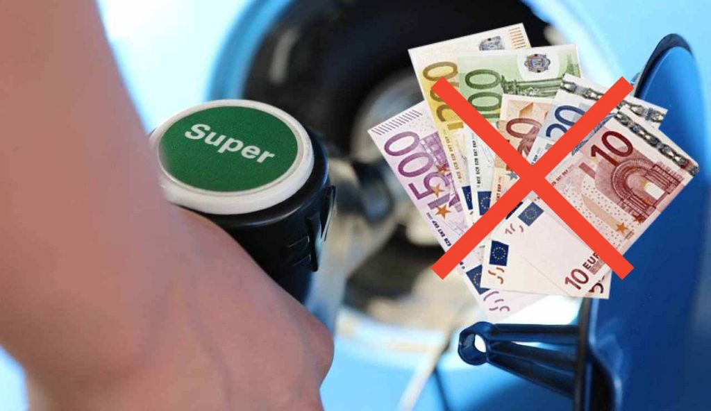 Benzina e soldi (Pixabay foto) - www.vehiclecue.it