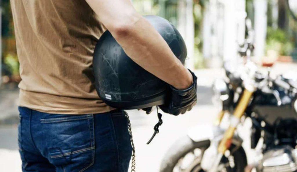 Casco e moto (Depositphotos foto) - www.vehiclecue.it