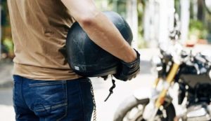 Casco e moto (Depositphotos foto) - www.vehiclecue.it