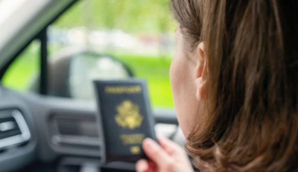 Guida e passaporto (Depositphotos foto) - www.vehiclecue.it