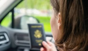 Guida e passaporto (Depositphotos foto) - www.vehiclecue.it