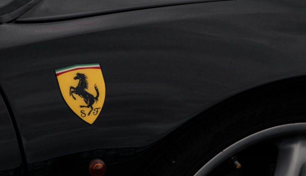 Illustrazione del logo della Ferrari (Canva FOTO) - vehiclecue.it