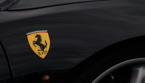 Illustrazione del logo della Ferrari (Canva FOTO) - vehiclecue.it