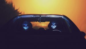 Illustrazione di un'auto inquietante (Canva FOTO) - vehiclecue.it