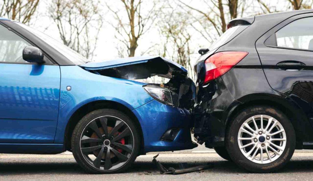 Illustrazione di uno scontro tra due auto (Canva FOTO) - vehiclecue.it