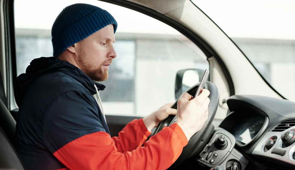 Smartphone e moduli (Pexels foto) - www.vehiclecue.it