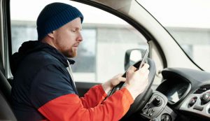 Smartphone e moduli (Pexels foto) - www.vehiclecue.it