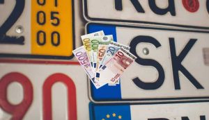 Targhe auto e soldi (Depositphotos foto) - www.vehiclecue.it