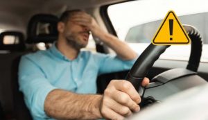 Uomo disperato in auto (Depositphotos foto) - www.vehiclecue.it